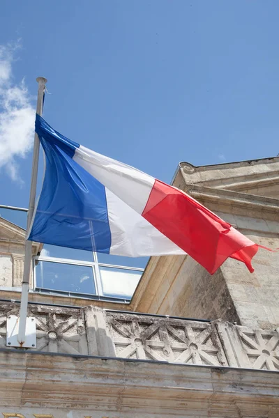 Le drapeau français flotte dans le ciel devant la mairie — Photo