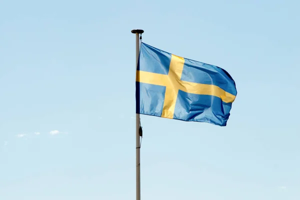 瑞典对天空是深蓝色的旗帜 — 图库照片
