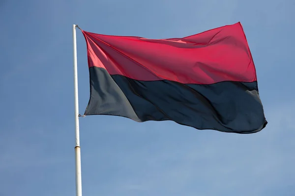 Красный и черный флаг украинских националистов на Украине - политический флаг Конгресса украинского национализма — стоковое фото