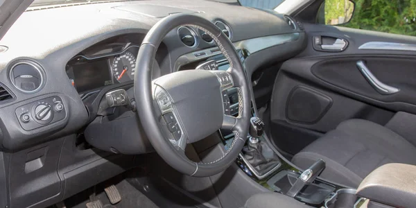 Image panoramique de l'intérieur d'une voiture moderne — Photo