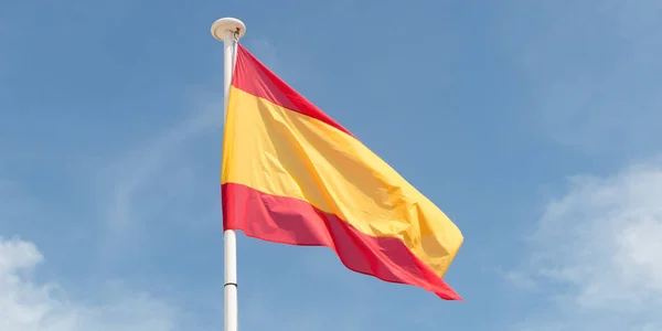 在蓝蓝的天空下的西班牙国旗 — 图库照片