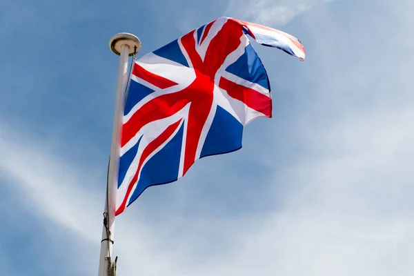 Bandeira inglesa do Reino Unido flutua em cima do mastro — Fotografia de Stock