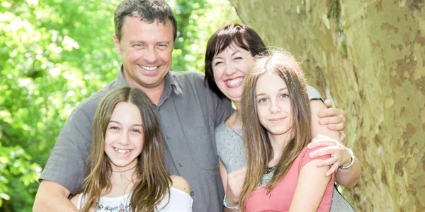 Glückliche Familie bestehend aus der Mutter und zwei Zwillingstöchtern im Teenageralter — Stockfoto