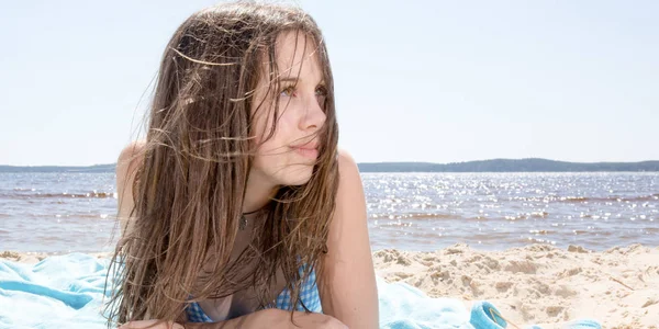 Pretty young girl on the beach close to the ocean — Stock Photo, Image