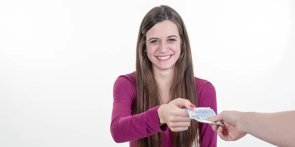 Meisje in een winkel een klant cashes en neemt haar bankbiljet — Stockfoto