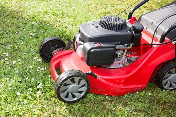 Fűnyíró, benzines motor csökkenti a gyep — Stock Fotó