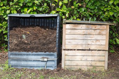 Aile composter plastik ve başka bir ağaçtan