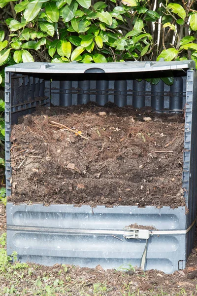 Kompostierer im Familiengarten für die Ernte geöffnet — Stockfoto