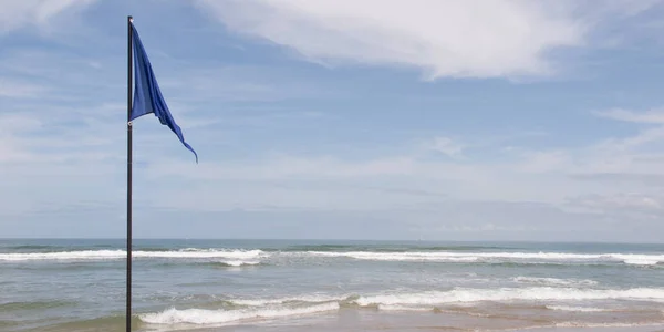 Bandiera blu e issata sulla spiaggia simbolo di acqua pulita pronta per il nuoto — Foto Stock