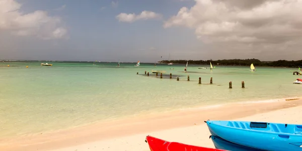 Vista de las aguas cristalinas de un océano tropical con barco — Foto de Stock