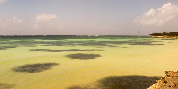 Panorama em uma praia paradisíaca com areia branca caribenha — Fotografia de Stock