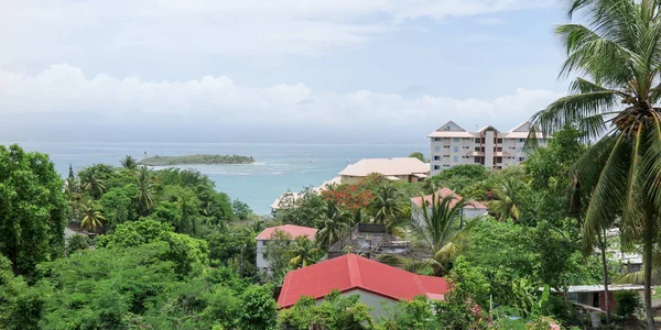 Vackra landskap, havet, ön och palm träd — Stockfoto