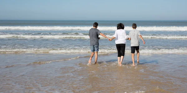 Divorciado mãe e ela dois adolescente menino descobre o oceano — Fotografia de Stock