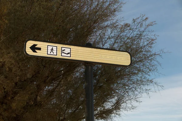 An empty signpost indicating the walking path to reach a hotel — Stock Photo, Image