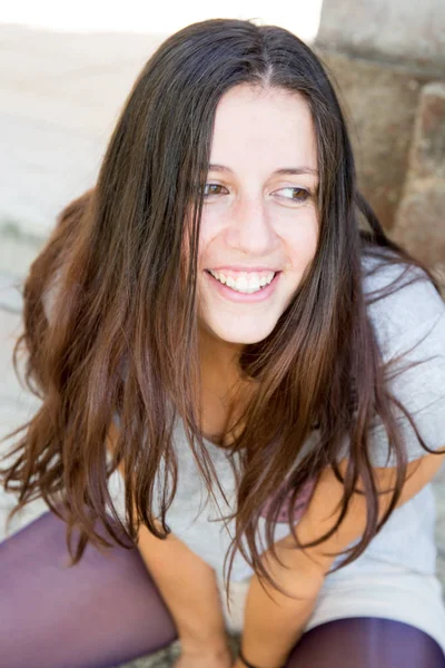 Mosoly, egy gyönyörű tizenéves lány, hosszú haj — Stock Fotó