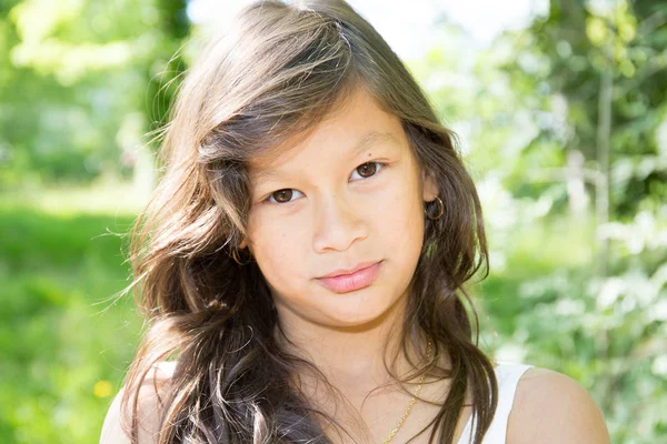 Bella ragazza con i capelli lunghi — Foto Stock