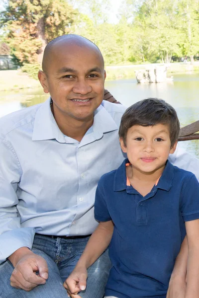 Pai e o filho posam para a foto no lago durante as férias como turismo — Fotografia de Stock