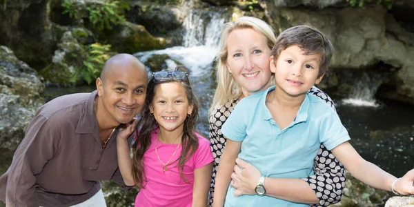 금발 백인 여자와 인도 사람 (남자)이 그들의 두 아이 메 티 스와 함께 다민족 혼합된 가족 — 스톡 사진