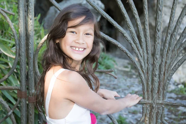 Menina bonita sorrindo criança — Fotografia de Stock