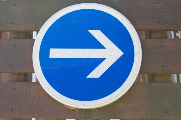 Wskazuje znak oznakowania na drodze, że trzeba skręcić w prawo — Zdjęcie stockowe