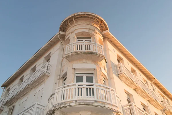 Una casa antigua típica de la costa oeste francesa — Foto de Stock