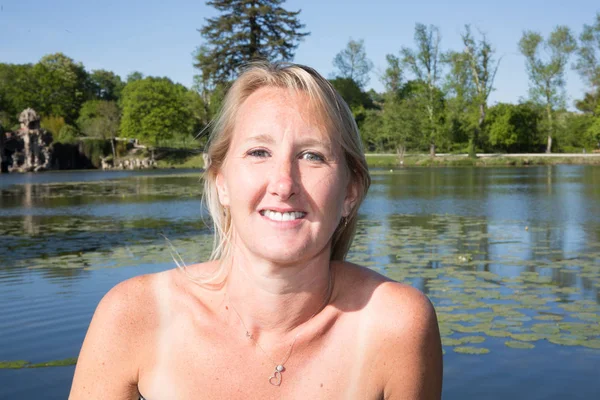 Женщина средних лет на озере с голубыми глазами — стоковое фото