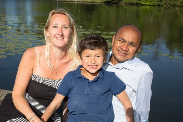 Misto indiana uk família em férias lago — Fotografia de Stock