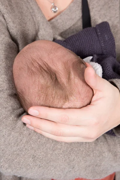 New born baby in hand of mother with love — Stock Photo, Image