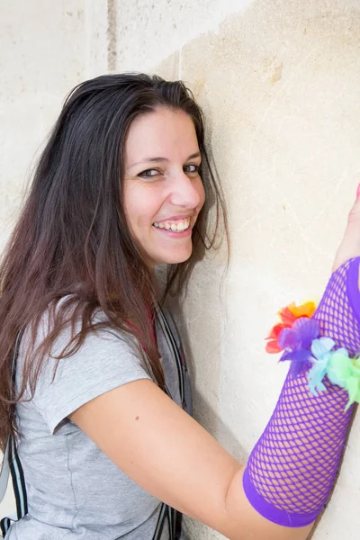 Bela jovem mulher sorrindo e adorável — Fotografia de Stock