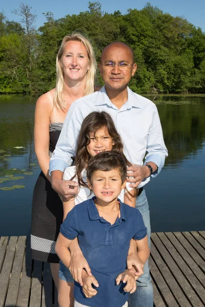 Família indiana mista no lago ao ar livre — Fotografia de Stock