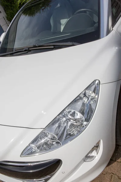 Передняя фара белого автомобиля — стоковое фото