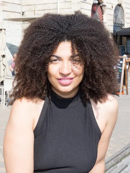 Mixed black woman in city in summer — Stock Photo, Image