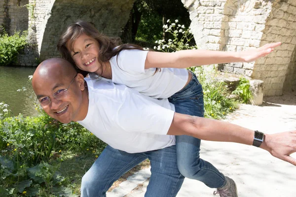 Indiano ou mexicano origem homem é um piggyback com sua filha — Fotografia de Stock