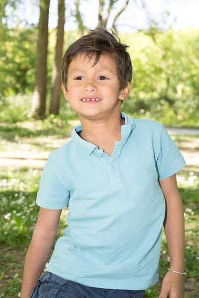 Kleiner Junge in blau gekleidet draußen — Stockfoto