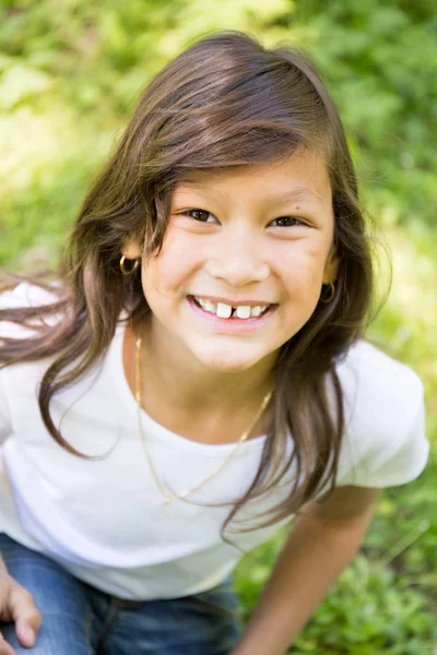 Uma menina bronzeada sorrindo — Fotografia de Stock