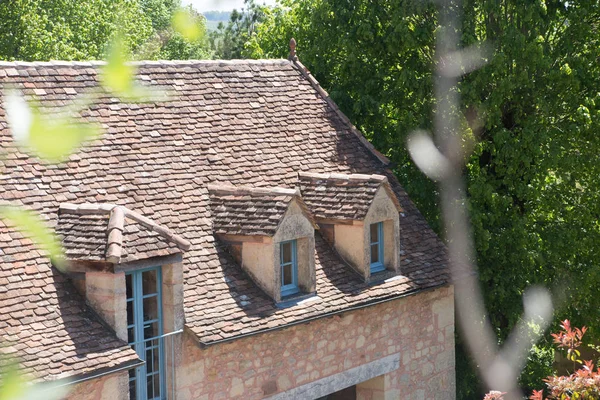 Hermosa casa clásica en el sur de Francia escondida por la hierba —  Fotos de Stock