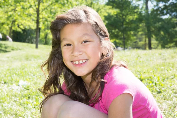 Menina com cabelos longos e sorriso alegre ao ar livre — Fotografia de Stock