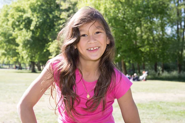 Chica encantadora con el pelo largo al aire libre —  Fotos de Stock