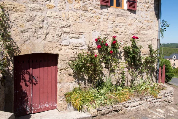 Entrada de una antigua casa medieval en el sur de Francia —  Fotos de Stock