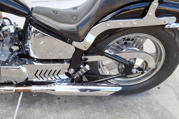Detalj av baksidan av en motorcykel krom och svart — Stockfoto
