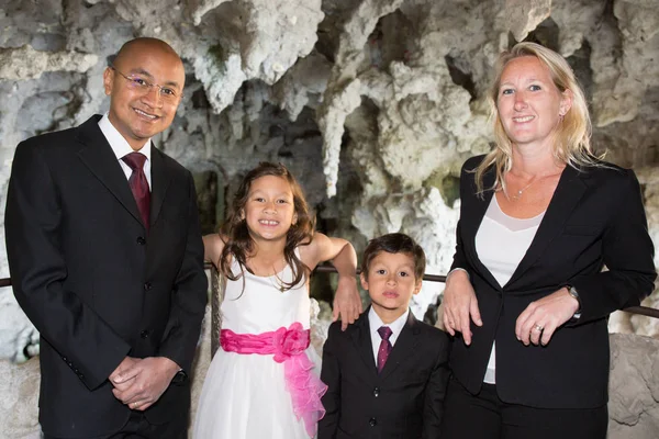 Hispánský muž s blond žena a dvě děti chlapec a dívka — Stock fotografie