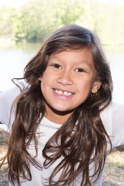 Menina encantadora e adolescente sorridente — Fotografia de Stock