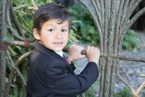 Jovem menino em uma camisa e traje em um parque — Fotografia de Stock