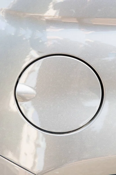 Um close-up de uma tampa tampa de gasolina em um carro branco moderno para de um — Fotografia de Stock