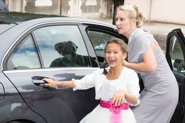 Chica y su madre rubia salir de su coche —  Fotos de Stock