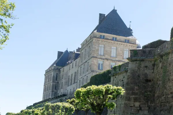 Von unten gesehen schönes bürgerliches Haus typisch für Frankreich — Stockfoto