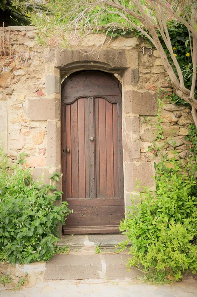 Dveře ve starobylé vesnici v Evropě — Stock fotografie