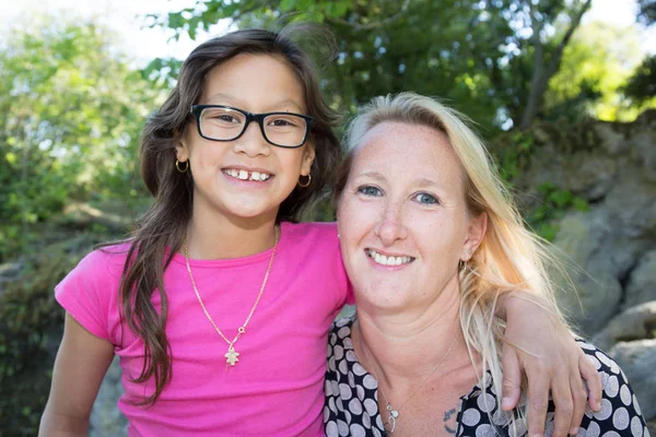 Hija con gafas y madre rubia al aire libre — Foto de Stock