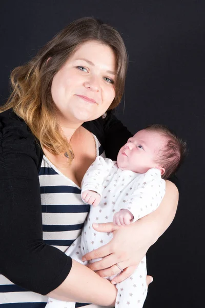 Bebé recién nacido en los brazos de su madre — Foto de Stock