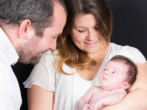 Bebé recién nacido con su padre y su madre — Foto de Stock